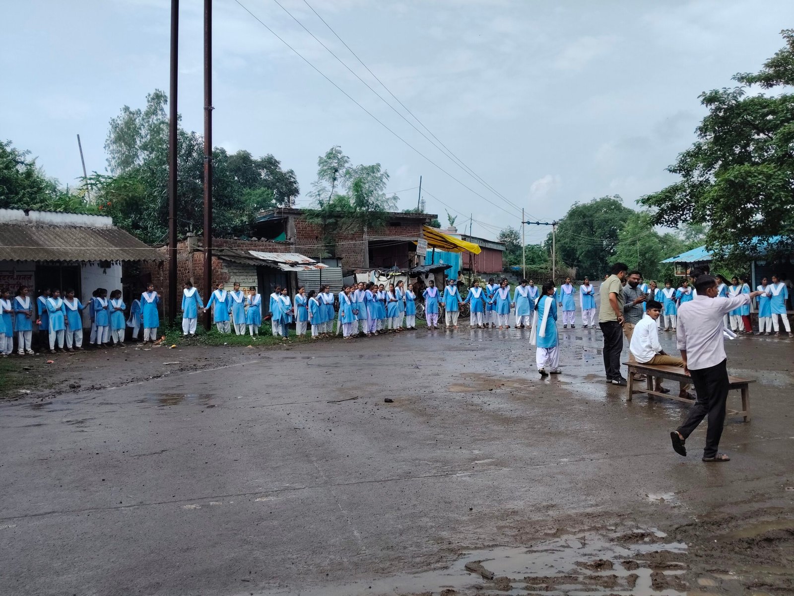 स्कूल भवन निर्माण एवं खेल मैदान से अतिक्रमण हटाने की मांग को लेकर छात्रों ने किया हाईवे जाम 1 स्कूल भवन निर्माण एवं खेल मैदान से अतिक्रमण हटाने की मांग को लेकर छात्रों ने किया हाईवे जाम | New India Times