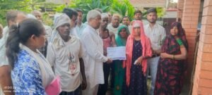 दैवीय आपदा के पीड़ित परिवारों को विधायक व एसडीएम ने बांटे राहत चेक