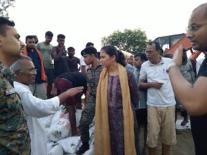 भागलपुर में देर रात बांध टूटा, राघोपुर गांव में घुसा बाढ़ का पानी; ऊर्जा मंत्री के आवास तक पहुंचा पानी