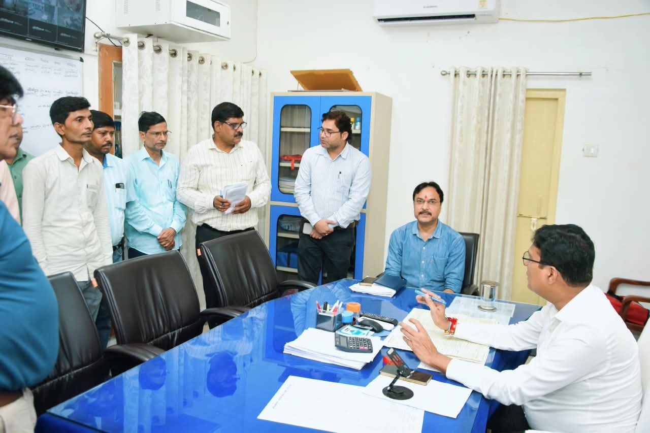आधार बेस्ड ऑनलाइन अटेंडेंस के बाद ही होगा वेतन आहरण : डीएम 1 आधार बेस्ड ऑनलाइन अटेंडेंस के बाद ही होगा वेतन आहरण : डीएम | New India Times