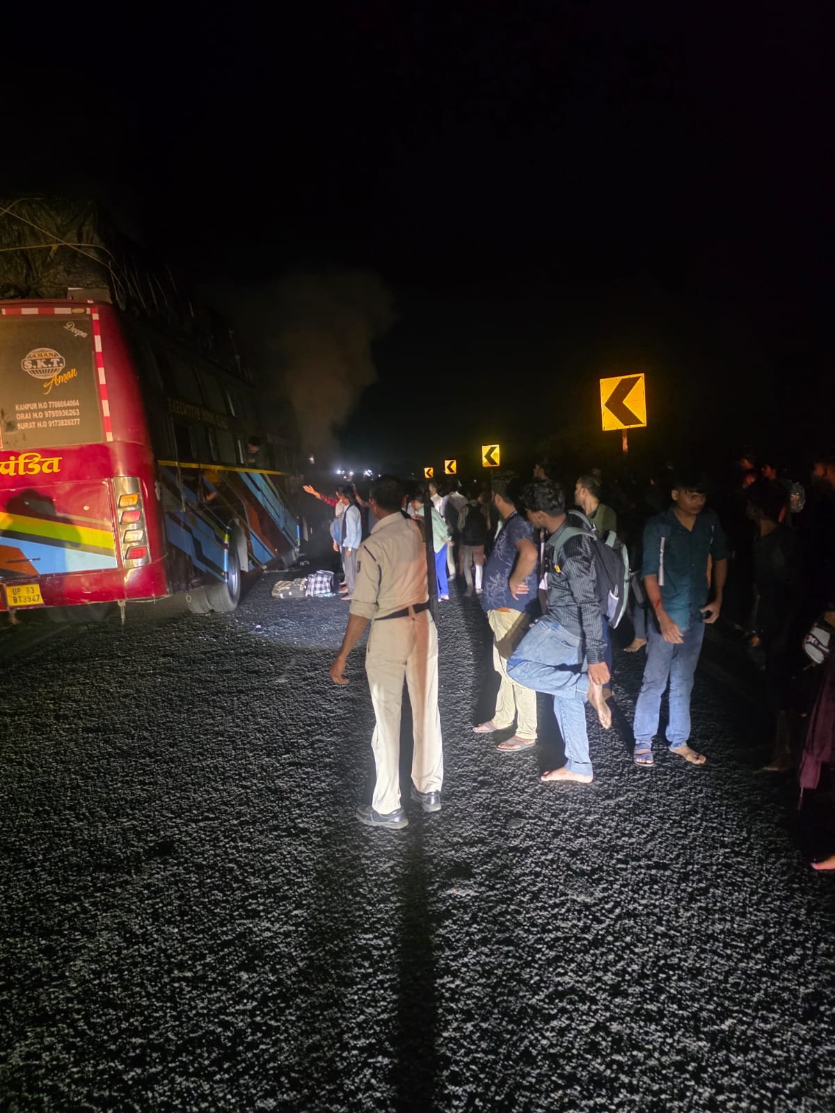 सरदारपुर बायपास पर स्लीपर बस में लगी आग, डायल-112 और थाना पुलिस ने यात्रियों को सुरक्षित बाहर निकाला 1 सरदारपुर बायपास पर स्लीपर बस में लगी आग, डायल-112 और थाना पुलिस ने यात्रियों को सुरक्षित बाहर निकाला | New India Times