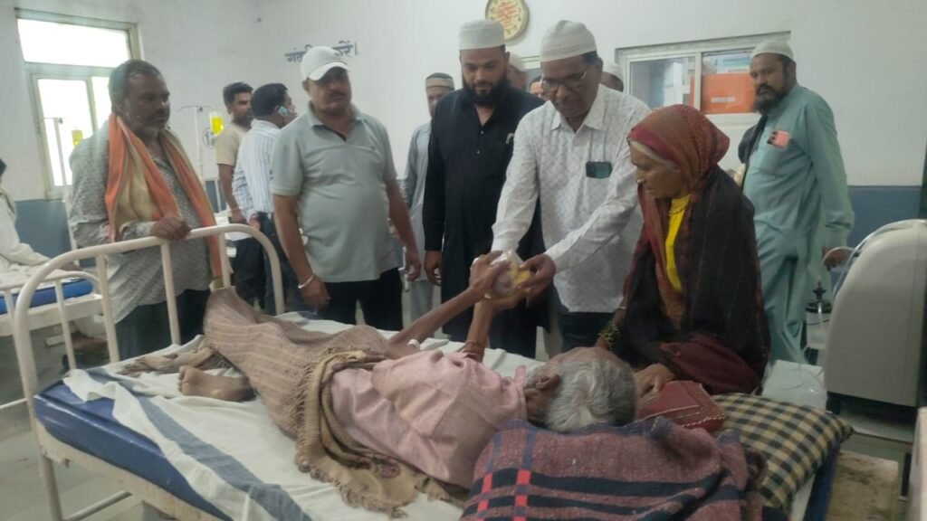 ईद मिलादुन्नबी पर मुस्लिम समाज कमेटी ने मरीजों को फल वितरित कर दिया इंसानियत और भाईचारे का संदेश 3 ईद मिलादुन्नबी पर मुस्लिम समाज कमेटी ने मरीजों को फल वितरित कर दिया इंसानियत और भाईचारे का संदेश | New India Times