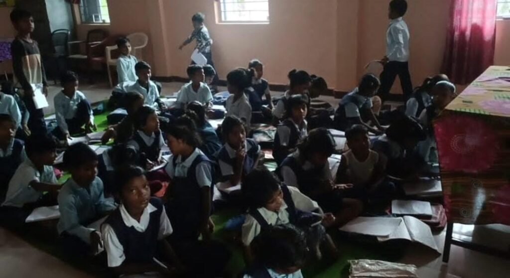 जर्जर टपरे में डेढ़ साल से चल रहा था प्राथमिक स्कूल, हादसे की आशंका पर पंचायत भवन में कराया गया शिफ्ट 2 जर्जर टपरे में डेढ़ साल से चल रहा था प्राथमिक स्कूल, हादसे की आशंका पर पंचायत भवन में कराया गया शिफ्ट | New India Times