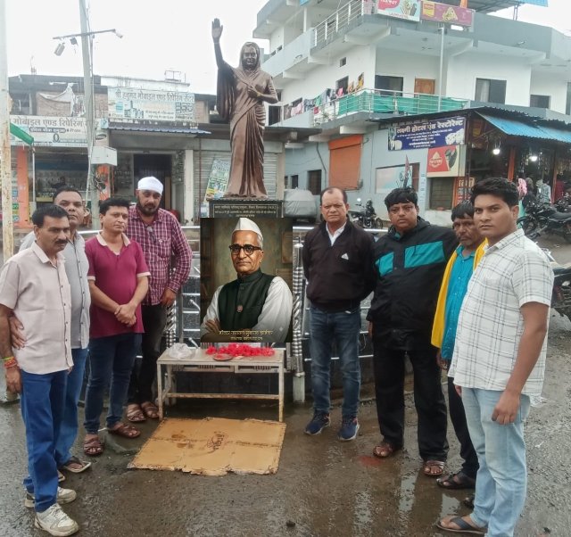 दमुआ इंदिरा चौक पर डॉ. नारायण सुब्बाराव हार्दिकर की पुण्यतिथि पर अर्पित किए श्रद्धासुमन | New India Times
