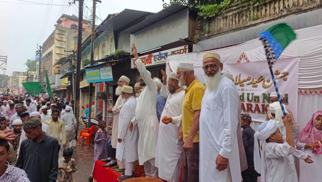ईद मिलादुन्नबी पर बोहरा समाज ने जुलूस-ए-मोहम्मदी का पुष्पवर्षा कर किया स्वागत 2 ईद मिलादुन्नबी पर बोहरा समाज ने जुलूस-ए-मोहम्मदी का पुष्पवर्षा कर किया स्वागत | New India Times