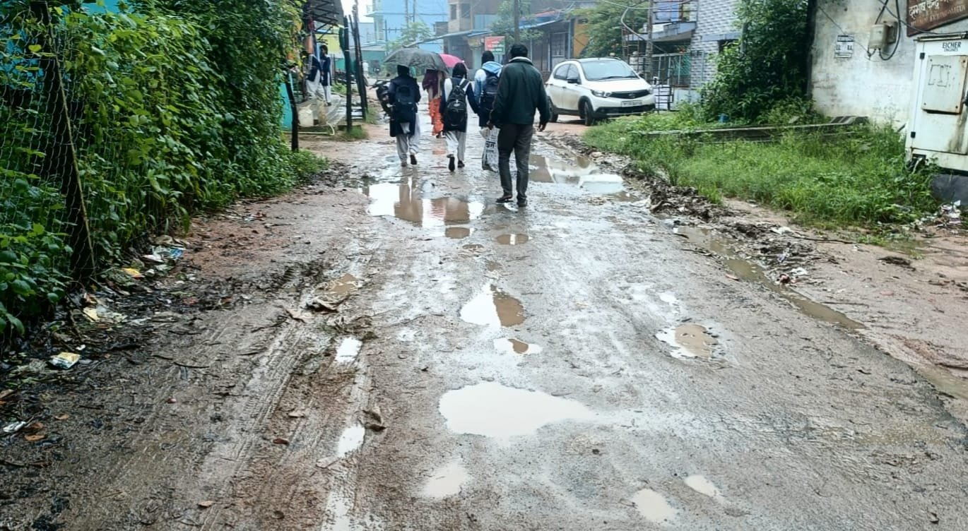 सड़क में गड्ढे या गड्ढों में सड़क, पहचानना मुश्किल; बारिश का पानी भरने से राहगीरों और विद्यार्थियों की बढ़ी परेशानी 1 सड़क में गड्ढे या गड्ढों में सड़क, पहचानना मुश्किल; बारिश का पानी भरने से राहगीरों और विद्यार्थियों की बढ़ी परेशानी | New India Times