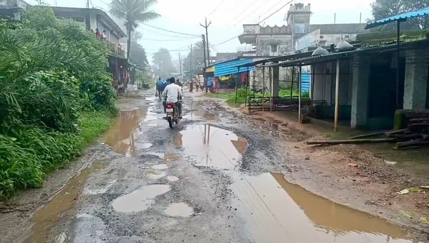 सड़क में गड्ढे या गड्ढों में सड़क, पहचानना मुश्किल; बारिश का पानी भरने से राहगीरों और विद्यार्थियों की बढ़ी परेशानी 2 सड़क में गड्ढे या गड्ढों में सड़क, पहचानना मुश्किल; बारिश का पानी भरने से राहगीरों और विद्यार्थियों की बढ़ी परेशानी | New India Times