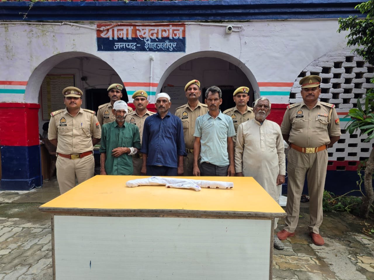 भूमि विवाद में मारपीट और फायरिंग के मामले में चार आरोपी गिरफ्तार, बंदूक-तमंचा व कारतूस बरामद 1 भूमि विवाद में मारपीट और फायरिंग के मामले में चार आरोपी गिरफ्तार, बंदूक-तमंचा व कारतूस बरामद | New India Times