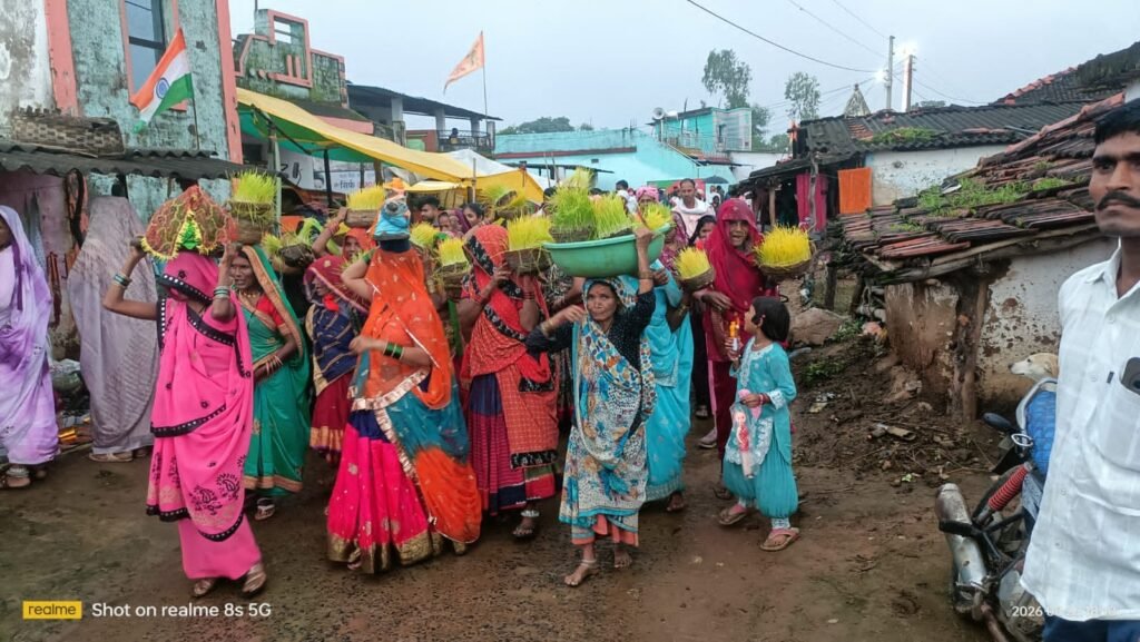 भुजलिया उत्सव में दिखी बंजारा समाज की समृद्ध संस्कृति, राणुबाई-धनियार राजा की पूजा के साथ टांडा बस्ती से हुई परंपरा की शुरुआत 2 भुजलिया उत्सव में दिखी बंजारा समाज की समृद्ध संस्कृति, राणुबाई-धनियार राजा की पूजा के साथ टांडा बस्ती से हुई परंपरा की शुरुआत | New India Times