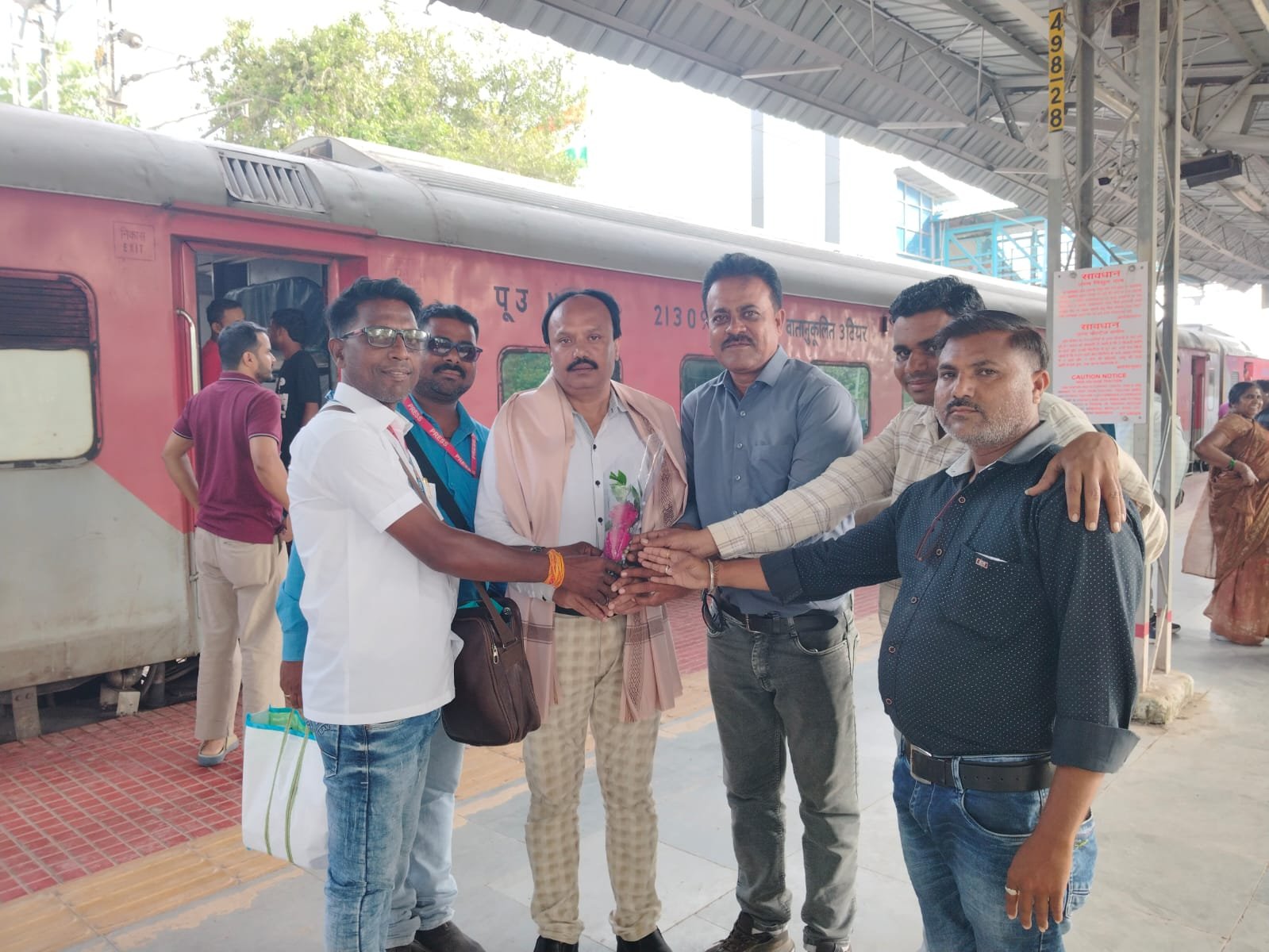 बुरहानपुर स्टेशन पर आईजेए के राष्ट्रीय अध्यक्ष सेराज कुरैशी का पत्रकारों ने किया स्वागत | New India Times