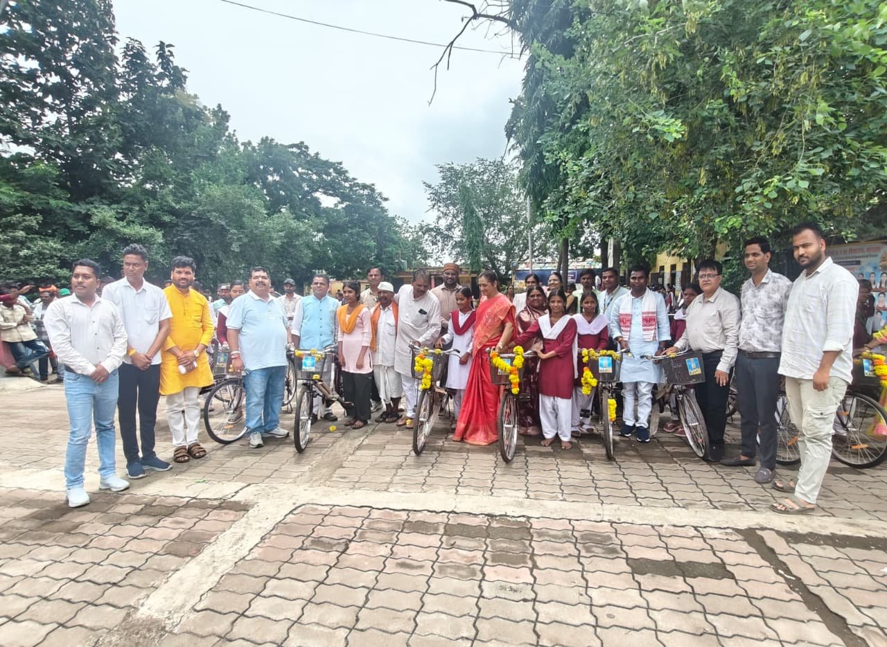 रक्षाबंधन पर गरीब बच्चों को राखी-मिठाई बांटकर दी आर्थिक सहायता, छात्राओं को वितरित की निःशुल्क साइकिलें | New India Times