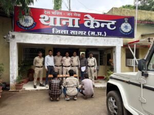 सोशल मीडिया पर हथियारों के साथ फोटो शेयर कर दहशत फैलाने वाला युवक गिरफ्तार, बटनदार चाकू बरामद