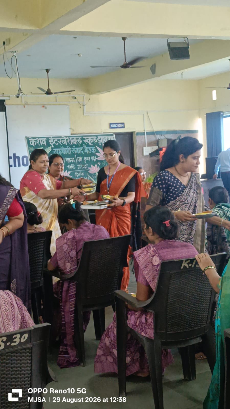 शारदा समूह के आंगन में खिला अपनत्व, सहयोगी स्टाफ का हुआ सम्मान | New India Times