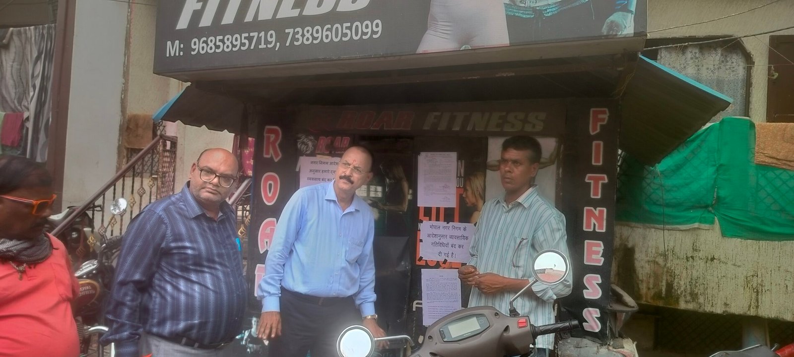 सीलिंग की कार्रवाई के विरोध में सड़क पर उतरे दुकानदार, पीजीबीटी रोड पर मचा हड़कंप 1 सीलिंग की कार्रवाई के विरोध में सड़क पर उतरे दुकानदार, पीजीबीटी रोड पर मचा हड़कंप | New India Times