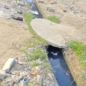 अलीगंज मुख्य चौराहे पर खुली नालियों में भरे गन्दे पानी से संक्रामक रोगों का ख़तरा