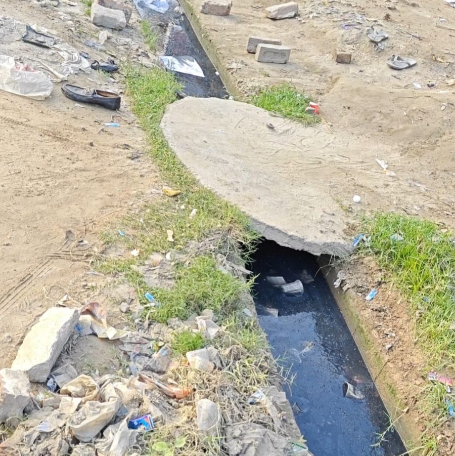 अलीगंज मुख्य चौराहे पर खुली नालियों में भरे गन्दे पानी से संक्रामक रोगों का ख़तरा 1 अलीगंज मुख्य चौराहे पर खुली नालियों में भरे गन्दे पानी से संक्रामक रोगों का ख़तरा | New India Times