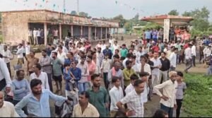 स्कूल भवन व मूलभूत सुविधाओं की मांग को लेकर छात्राओं ने किया चक्काजाम, हैंडपंप पर कब्जे से बढ़ा विवाद
