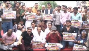 व्यापार चौपट, ग्राहक परेशान,मोती मस्जिद बैरिकेडिंग हटाने की मांग को लेकर सड़क पर उतरे व्यापारी