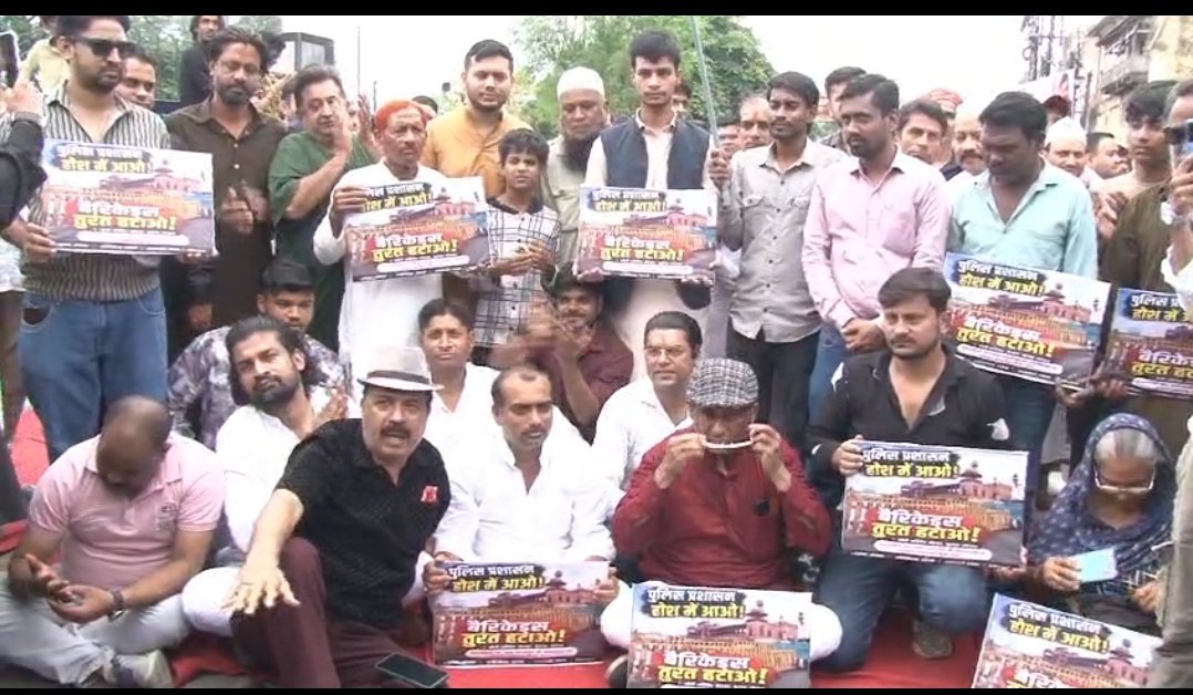 व्यापार चौपट, ग्राहक परेशान,मोती मस्जिद बैरिकेडिंग हटाने की मांग को लेकर सड़क पर उतरे व्यापारी 1 व्यापार चौपट, ग्राहक परेशान,मोती मस्जिद बैरिकेडिंग हटाने की मांग को लेकर सड़क पर उतरे व्यापारी | New India Times