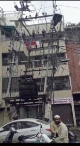तिरछा खड़ा ट्रांसफार्मर दे रहा हादसे को न्योता, जिम्मेदारों की लापरवाही से बढ़ा खतरा