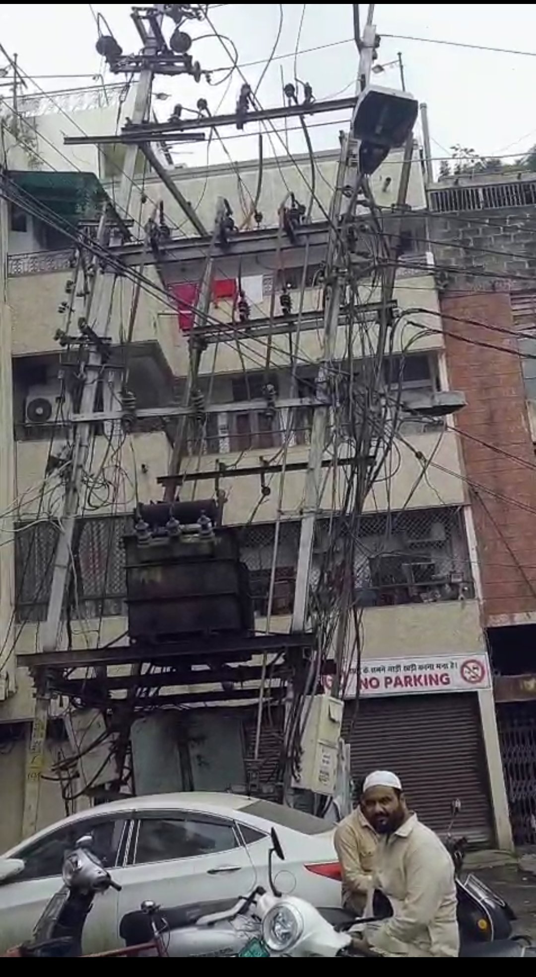 तिरछा खड़ा ट्रांसफार्मर दे रहा हादसे को न्योता, जिम्मेदारों की लापरवाही से बढ़ा खतरा 1 तिरछा खड़ा ट्रांसफार्मर दे रहा हादसे को न्योता, जिम्मेदारों की लापरवाही से बढ़ा खतरा | New India Times