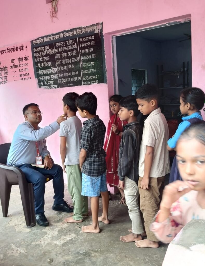 जिला स्तरीय फ्लोरोसिस स्वास्थ्य परीक्षण शिविर में बच्चों की जांच, पानी और यूरिन सैंपल लिए 3 जिला स्तरीय फ्लोरोसिस स्वास्थ्य परीक्षण शिविर में बच्चों की जांच, पानी और यूरिन सैंपल लिए | New India Times