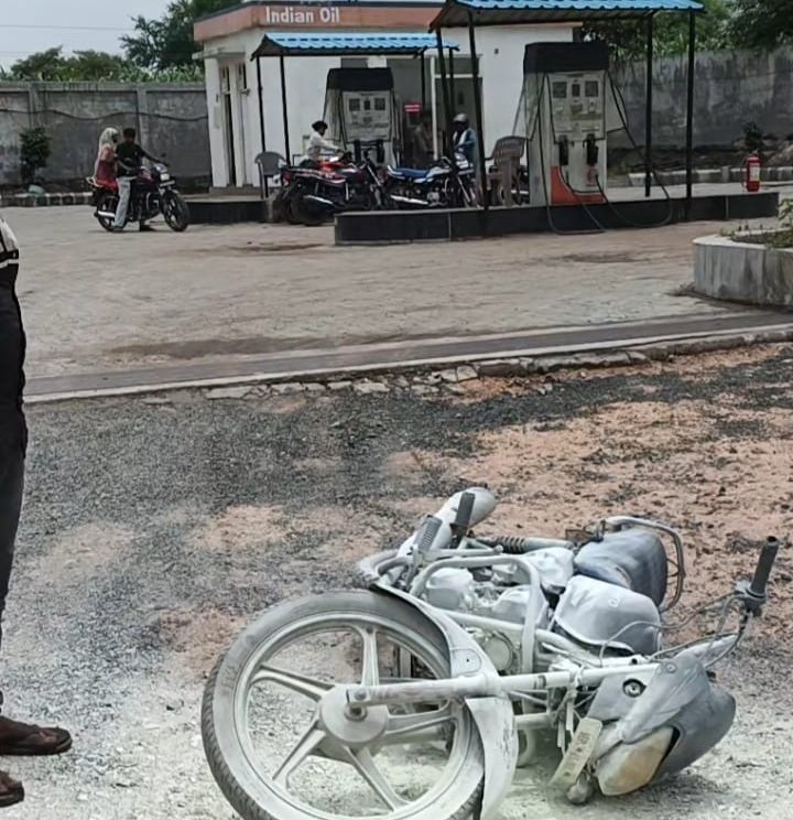 पेट्रोल पंप पर मोटरसाइकिल में लगी आग, कर्मचारी की सूझबूझ से टला बड़ा हादसा 1 पेट्रोल पंप पर मोटरसाइकिल में लगी आग, कर्मचारी की सूझबूझ से टला बड़ा हादसा | New India Times