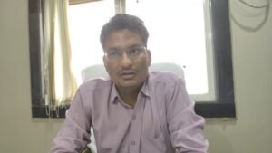 उफनती कोपरा नदी पार कर स्कूल जाने को मजबूर छात्र-छात्राएं, बड़े हादसे का मंडरा रहा खतरा