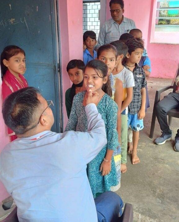 जिला स्तरीय फ्लोरोसिस स्वास्थ्य परीक्षण शिविर में बच्चों की जांच, पानी और यूरिन सैंपल लिए 2 जिला स्तरीय फ्लोरोसिस स्वास्थ्य परीक्षण शिविर में बच्चों की जांच, पानी और यूरिन सैंपल लिए | New India Times