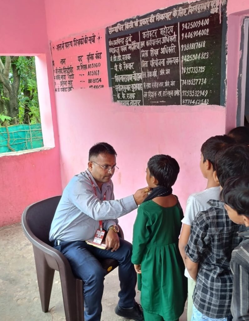 जिला स्तरीय फ्लोरोसिस स्वास्थ्य परीक्षण शिविर में बच्चों की जांच, पानी और यूरिन सैंपल लिए 4 जिला स्तरीय फ्लोरोसिस स्वास्थ्य परीक्षण शिविर में बच्चों की जांच, पानी और यूरिन सैंपल लिए | New India Times