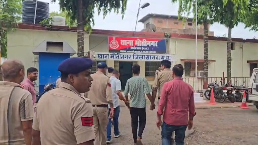 मयंक साहू हत्याकांड का फरार आरोपी ओम अहिरवार गिरफ्तार, 10 हजार का इनामी बदमाश कोर्ट में पेश | New India Times