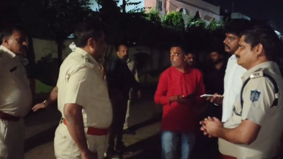 धर्म परिवर्तन के आरोप पर होली फैमिली कॉन्वेंट स्कूल के बाहर हंगामा, 5 थानों का पुलिस बल तैनात 1 धर्म परिवर्तन के आरोप पर होली फैमिली कॉन्वेंट स्कूल के बाहर हंगामा, 5 थानों का पुलिस बल तैनात | New India Times