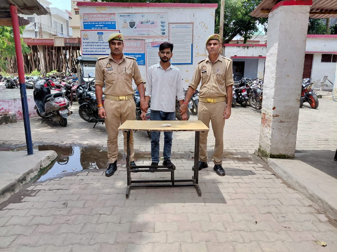 महिला से छिनैती व मारपीट के मामले में वांछित आरोपी गिरफ्तार, 350 रुपये बरामद 1 महिला से छिनैती व मारपीट के मामले में वांछित आरोपी गिरफ्तार, 350 रुपये बरामद | New India Times