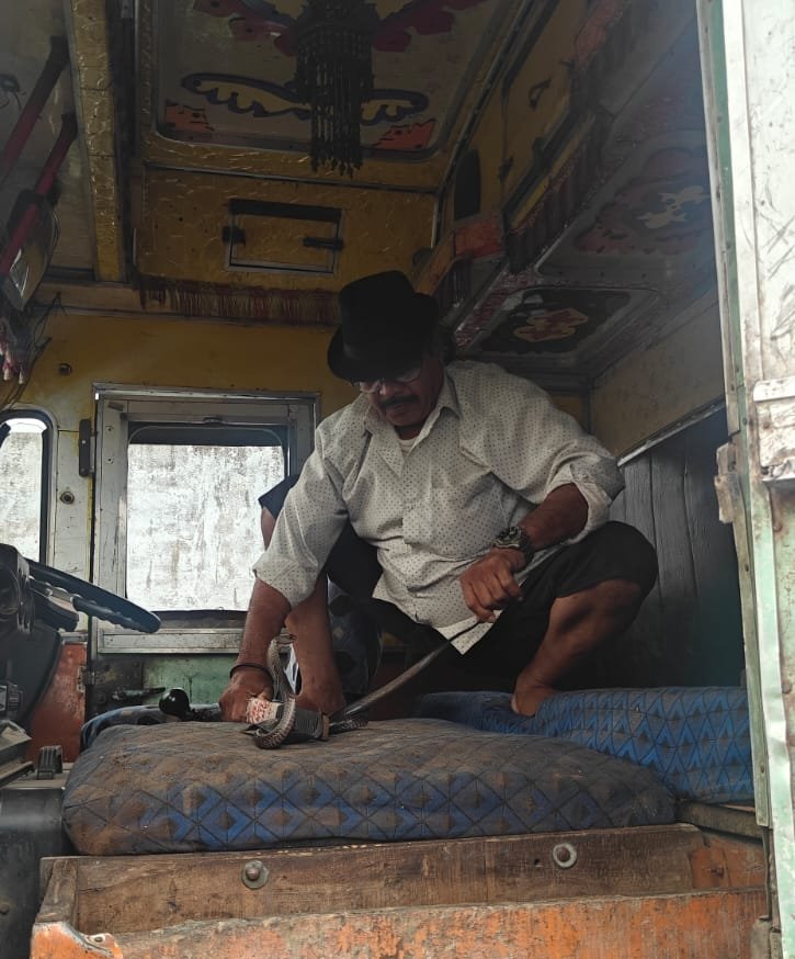डिक्की खोलते ही दिखी नागिन, ट्रक में सांप मिलने से मचा हड़कंप 1 डिक्की खोलते ही दिखी नागिन, ट्रक में सांप मिलने से मचा हड़कंप | New India Times