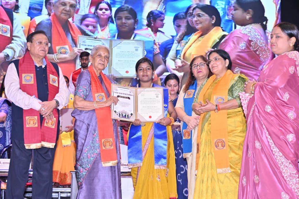 डी.फार्मा में सर्वोच्च अंक लाने वाली जयंती पासवान को राज्यपाल आनंदीबेन पटेल ने स्वर्ण पदक से किया सम्मानित | New India Times