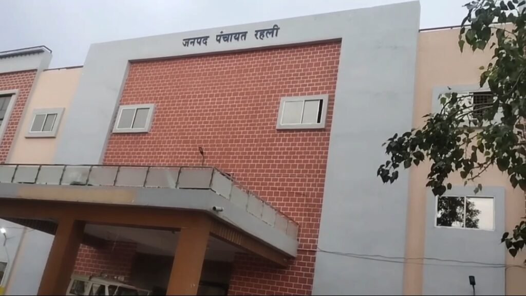 उफनती कोपरा नदी पार कर स्कूल जाने को मजबूर छात्र-छात्राएं, बड़े हादसे का मंडरा रहा खतरा | New India Times