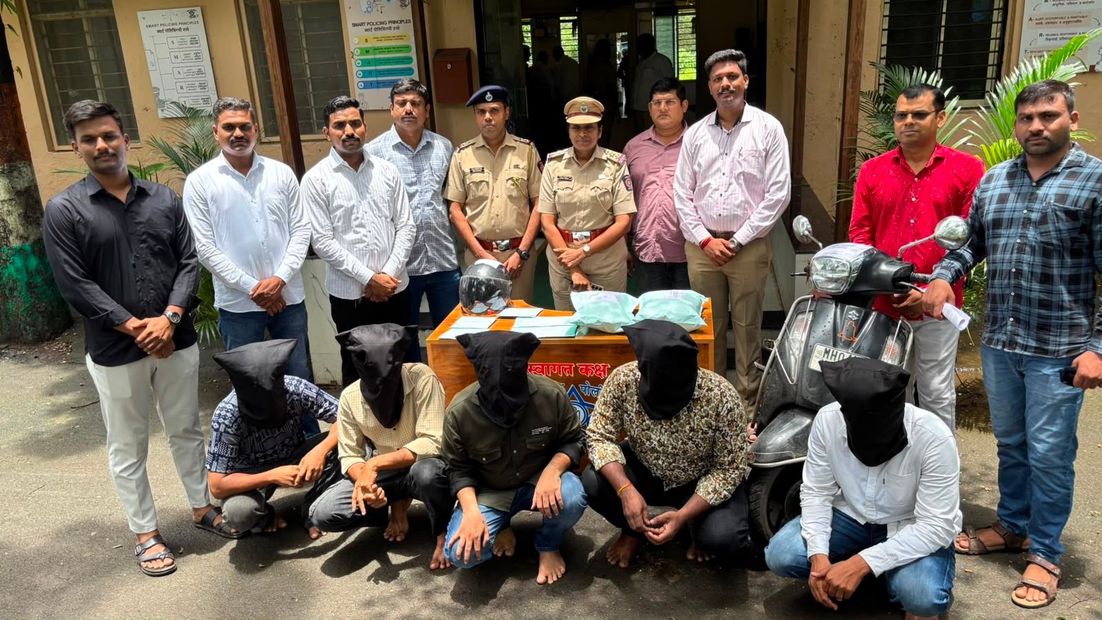 स्कूटी चोरी का पर्दाफाश: नवघर पुलिस ने शातिर चोर को दबोचा, कई मामले उजागर 1 स्कूटी चोरी का पर्दाफाश: नवघर पुलिस ने शातिर चोर को दबोचा, कई मामले उजागर | New India Times