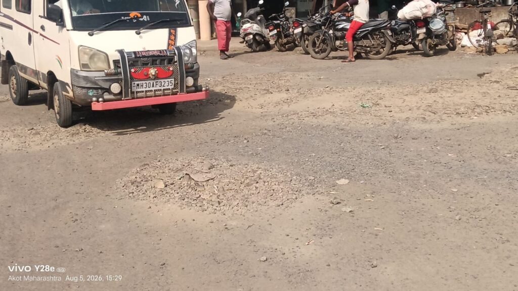 न्यू इंडिया टाइम्स की खबर का असर: अकोट में सड़कों के गड्ढे भरने का काम शुरू 2 न्यू इंडिया टाइम्स की खबर का असर: अकोट में सड़कों के गड्ढे भरने का काम शुरू | New India Times