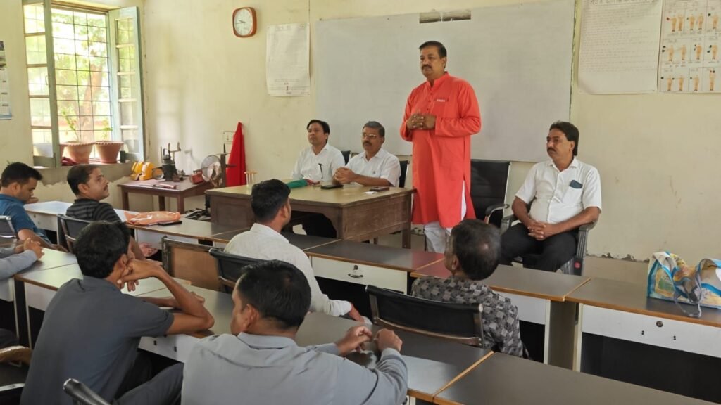 पॉइंट्समैन कैडर रीस्ट्रक्चरिंग लागू, 66 हजार रेल कर्मचारियों को मिलेगा पदोन्नति का लाभ 2 पॉइंट्समैन कैडर रीस्ट्रक्चरिंग लागू, 66 हजार रेल कर्मचारियों को मिलेगा पदोन्नति का लाभ | New India Times