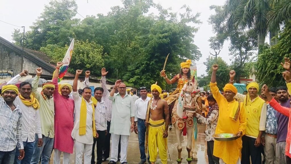 पांढुर्णा में विश्व आदिवासी दिवस पर निकली भव्य रैली, पारंपरिक वेशभूषा व सांस्कृतिक कार्यक्रमों की धूम 2 पांढुर्णा में विश्व आदिवासी दिवस पर निकली भव्य रैली, पारंपरिक वेशभूषा व सांस्कृतिक कार्यक्रमों की धूम | New India Times