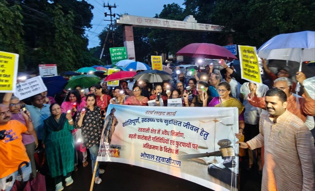 आवासीय कॉलोनियों को अतिक्रमण एवं अवैध निर्माण से बचाने के लिए टॉर्च लेकर सड़कों पर उतरे भोपाल के रहवासी 2 आवासीय कॉलोनियों को अतिक्रमण एवं अवैध निर्माण से बचाने के लिए टॉर्च लेकर सड़कों पर उतरे भोपाल के रहवासी | New India Times