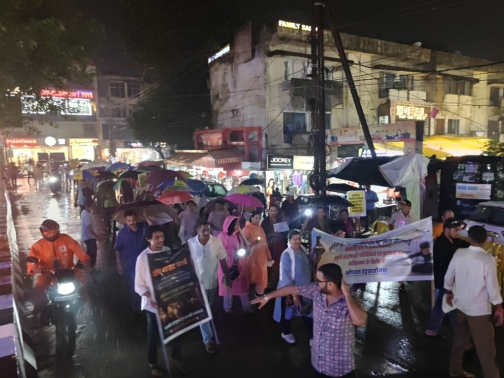आवासीय कॉलोनियों को अतिक्रमण एवं अवैध निर्माण से बचाने के लिए टॉर्च लेकर सड़कों पर उतरे भोपाल के रहवासी 3 आवासीय कॉलोनियों को अतिक्रमण एवं अवैध निर्माण से बचाने के लिए टॉर्च लेकर सड़कों पर उतरे भोपाल के रहवासी | New India Times