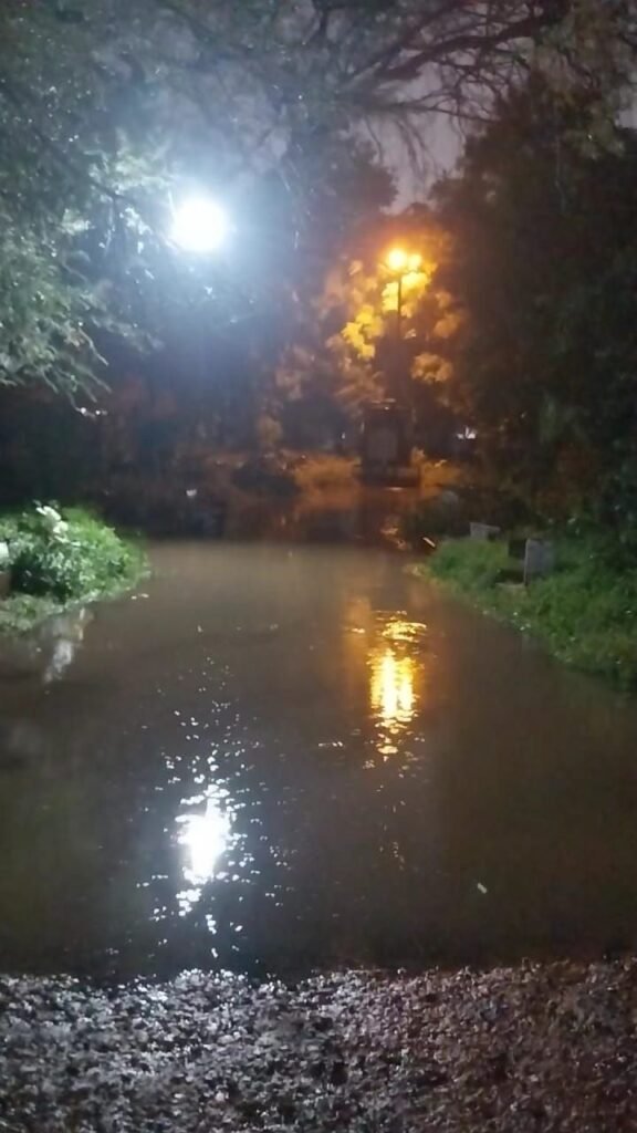 वाह रे भोपाल के कब्रिस्तानों का संरक्षण! बारिश में बड़ा बाग कब्रिस्तान बना जलभराव का शिकार, जनाज़ा ले जाना हुआ दुश्वार | New India Times