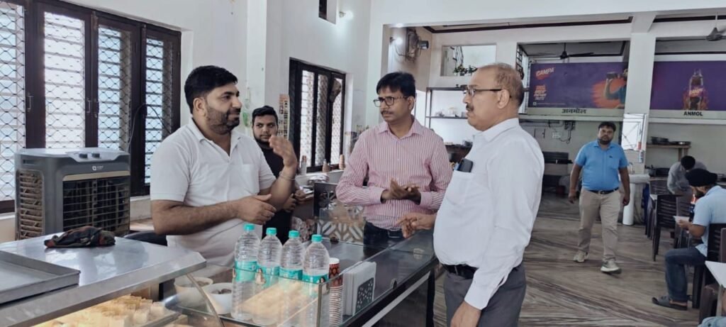 खाद्य सुरक्षा टीम की छापेमारी, छह खाद्य पदार्थों के नमूने जांच को भेजे 2 खाद्य सुरक्षा टीम की छापेमारी, छह खाद्य पदार्थों के नमूने जांच को भेजे | New India Times