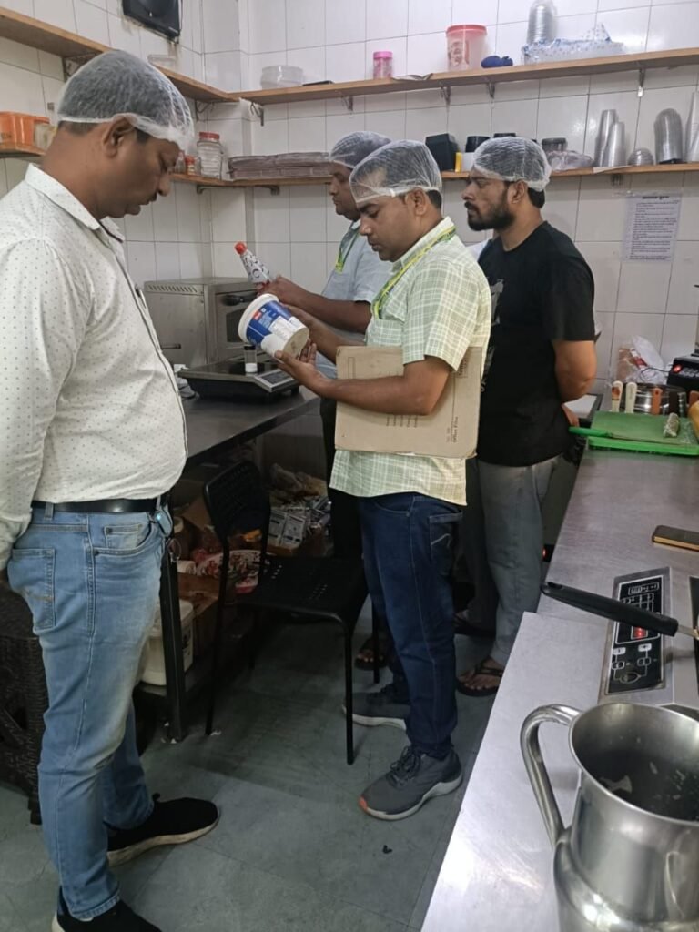 खाद्य सुरक्षा टीम की छापेमारी, छह खाद्य पदार्थों के नमूने जांच को भेजे 3 खाद्य सुरक्षा टीम की छापेमारी, छह खाद्य पदार्थों के नमूने जांच को भेजे | New India Times