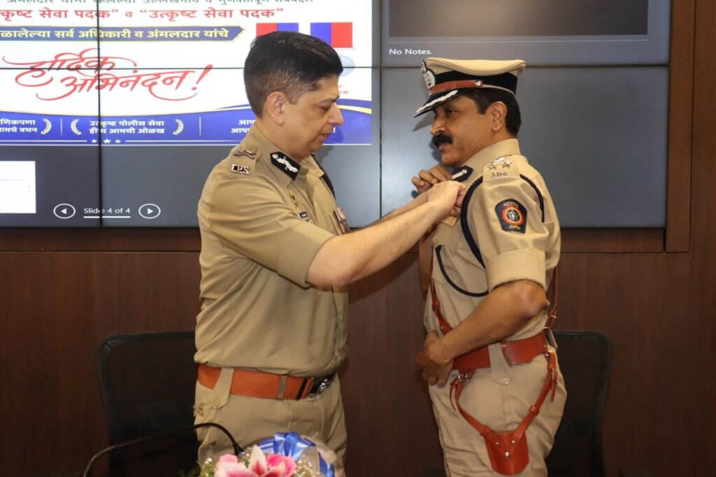 स्वतंत्रता दिवस पर 25 पुलिस अधिकारियों व कर्मचारियों को मिला उत्कृष्ट सेवा पदक 3 स्वतंत्रता दिवस पर 25 पुलिस अधिकारियों व कर्मचारियों को मिला उत्कृष्ट सेवा पदक | New India Times