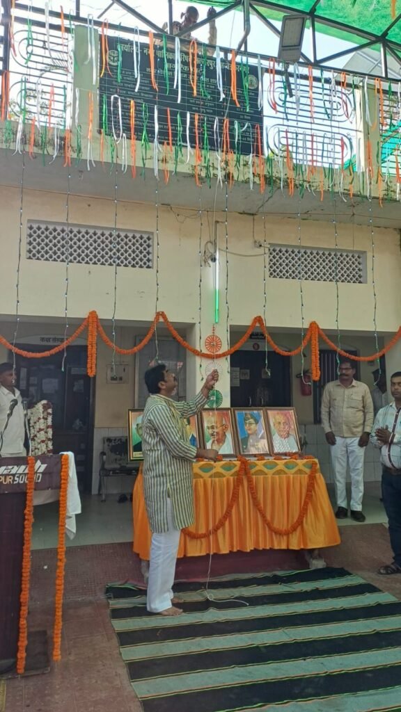 अकबरपुर नगर पालिका में धूमधाम से मना स्वतंत्रता दिवस, अध्यक्ष चंद्र प्रकाश ने फहराया तिरंगा 2 अकबरपुर नगर पालिका में धूमधाम से मना स्वतंत्रता दिवस, अध्यक्ष चंद्र प्रकाश ने फहराया तिरंगा | New India Times