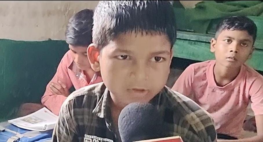 आठ माह से बिजली विहीन प्राथमिक विद्यालय, उमस में पढ़ने को मजबूर बच्चे 2 आठ माह से बिजली विहीन प्राथमिक विद्यालय, उमस में पढ़ने को मजबूर बच्चे | New India Times