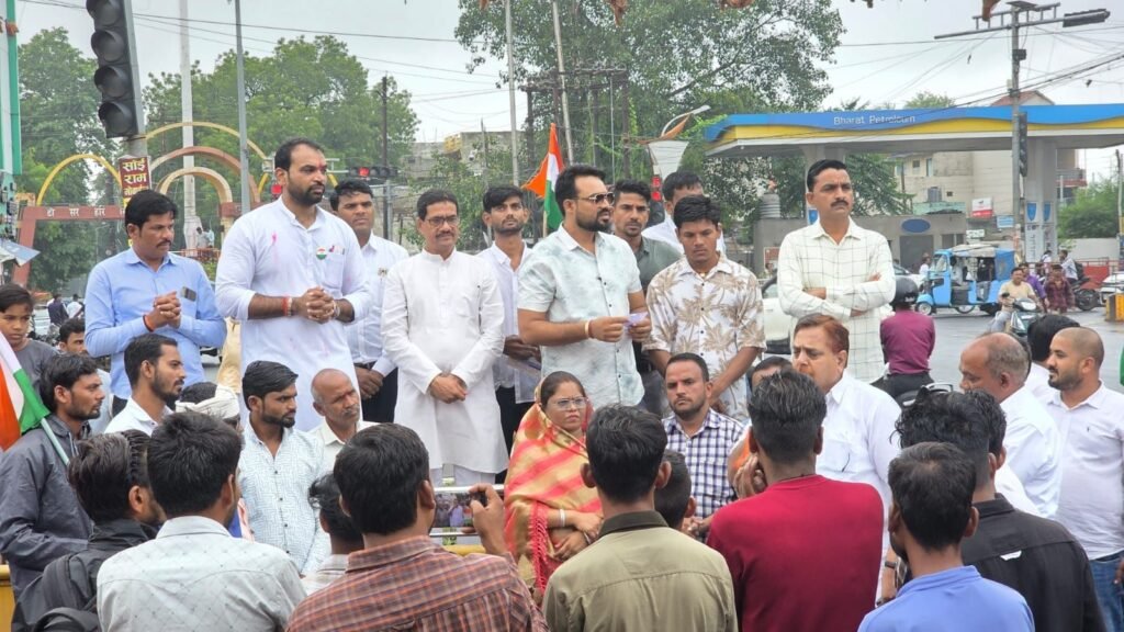 रानी अवंतीबाई लोधी की जयंती पर युवा कांग्रेस ने किया माल्यार्पण, शोभायात्रा का पुष्पवर्षा से स्वागत 2 रानी अवंतीबाई लोधी की जयंती पर युवा कांग्रेस ने किया माल्यार्पण, शोभायात्रा का पुष्पवर्षा से स्वागत | New India Times