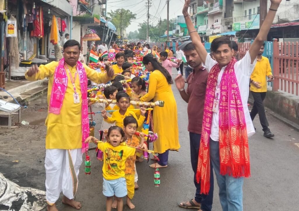 मोबाइल से भक्ति की ओर बढ़ते नन्हे क़दम, खाटू श्याम परिवार ने निकाली विशाल कांवड़ यात्रा 2 मोबाइल से भक्ति की ओर बढ़ते नन्हे क़दम, खाटू श्याम परिवार ने निकाली विशाल कांवड़ यात्रा | New India Times